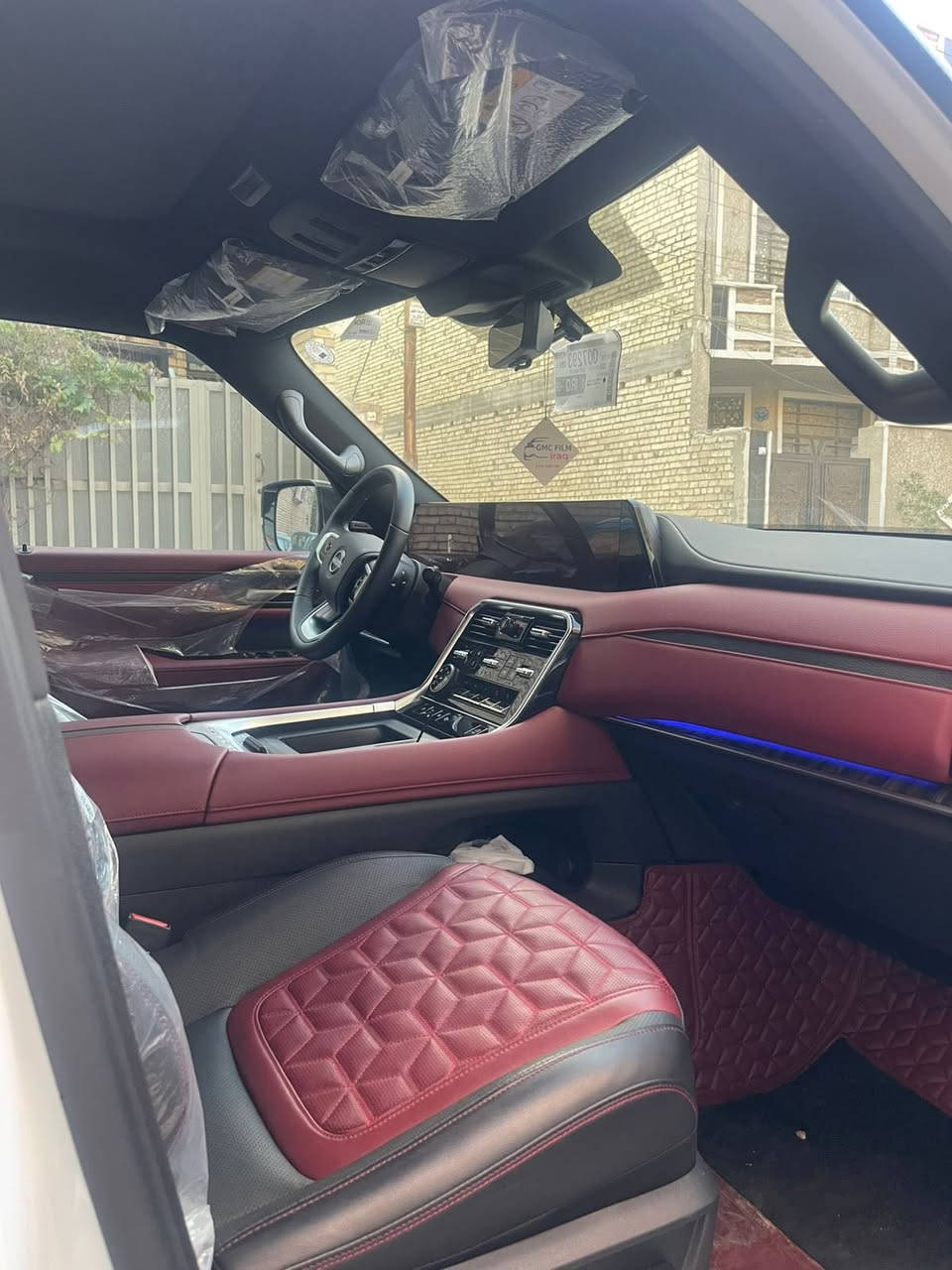 السلام عليكم 
للبيع 
نيسان باترول بلاتينيوم 2025 
بعدها بالضمان 
مغلفه ppf 
ومغلف القماره اسود ppf مسويها تو كلر 
السياره فول مواصفات 
معروفه مواصفات البلاتينيوم 
داخل احمر 
رقم اربيل 
مضلله بالسنويه 
ضمان شركه السور نيسان 
ماشيه 8 الاف فقط 
العنوان زيونه 
***********
