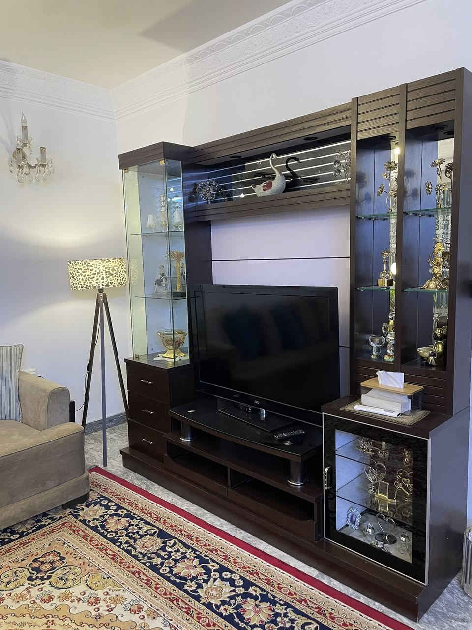 هول متكامل للبيع 
البوفيه طول210في عرض210
الزوليه طول 5 *عرض 3
ثريات 2براكيتات4 
قنفات وحده 4مقاعد ويمكن تنتفتح تكون سرير لشخصين،  وقنفه ثانيه مقعدين وكرسيين


**إذا كنت صاحب هذا الإعلان وتريد حذفه لأي سبب، رجاءا أرسل رسالة إلى الدعم الفني**