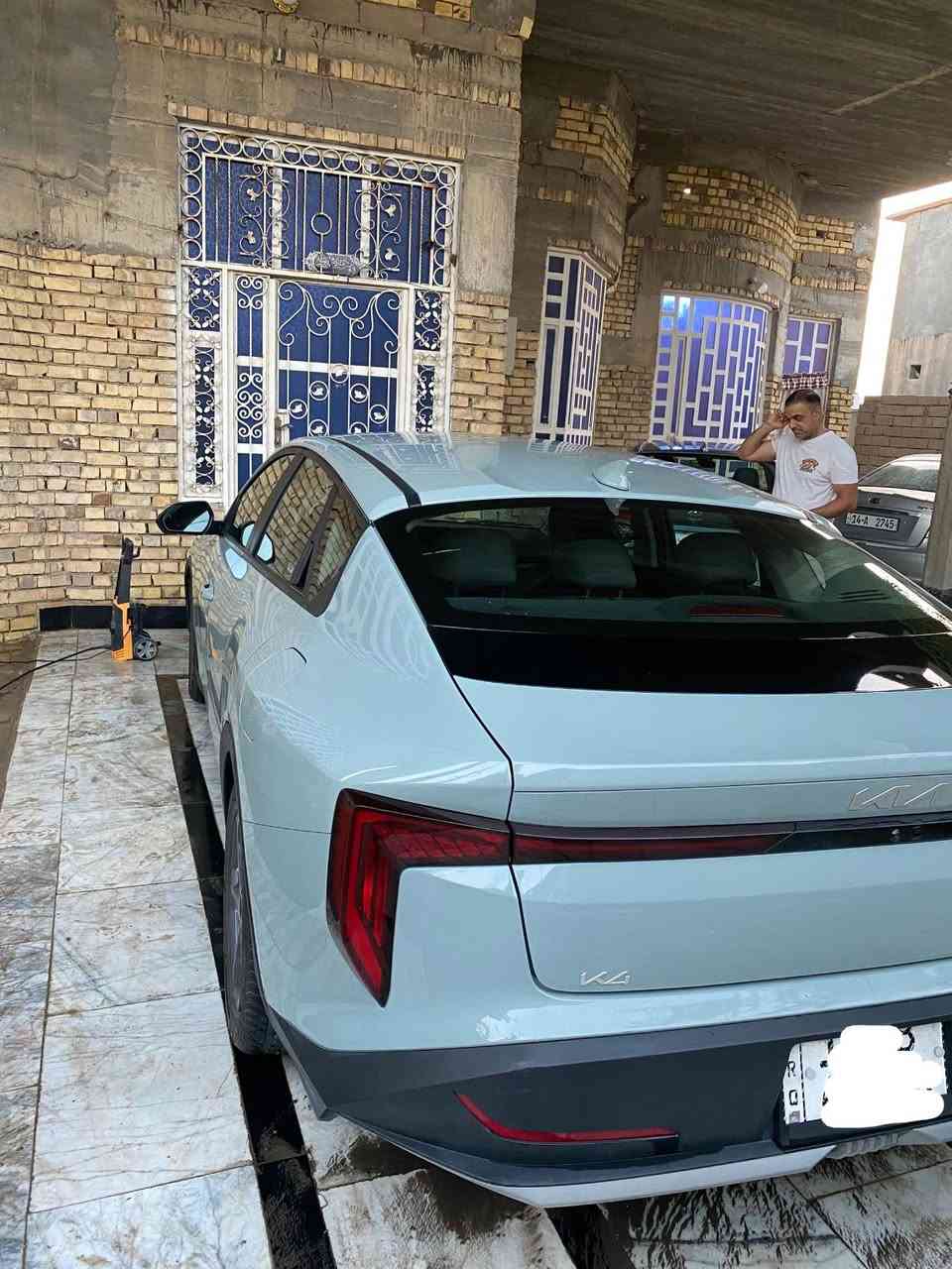 السلام عليكم 
كيا K4 2025 
لون اسمنتي غير محدد 

مرقمة كاملة 
محرك Dosh 2000 
انارة داخلية Led 
بصمة تشغيل عن بعد 
مثبت سرعة تكيفي
شاشة تدعم able  ايفون 
رادار يتجنب التصادم FCA 
رادار تتبع المسار LAF 
تنبيه ركاب المقاعد الخلفية
و باقي هواي مواصفات معروفه 
السعر تواصل خاص على هذا الرقم 
*********** 
مكان السيارة بصرة
