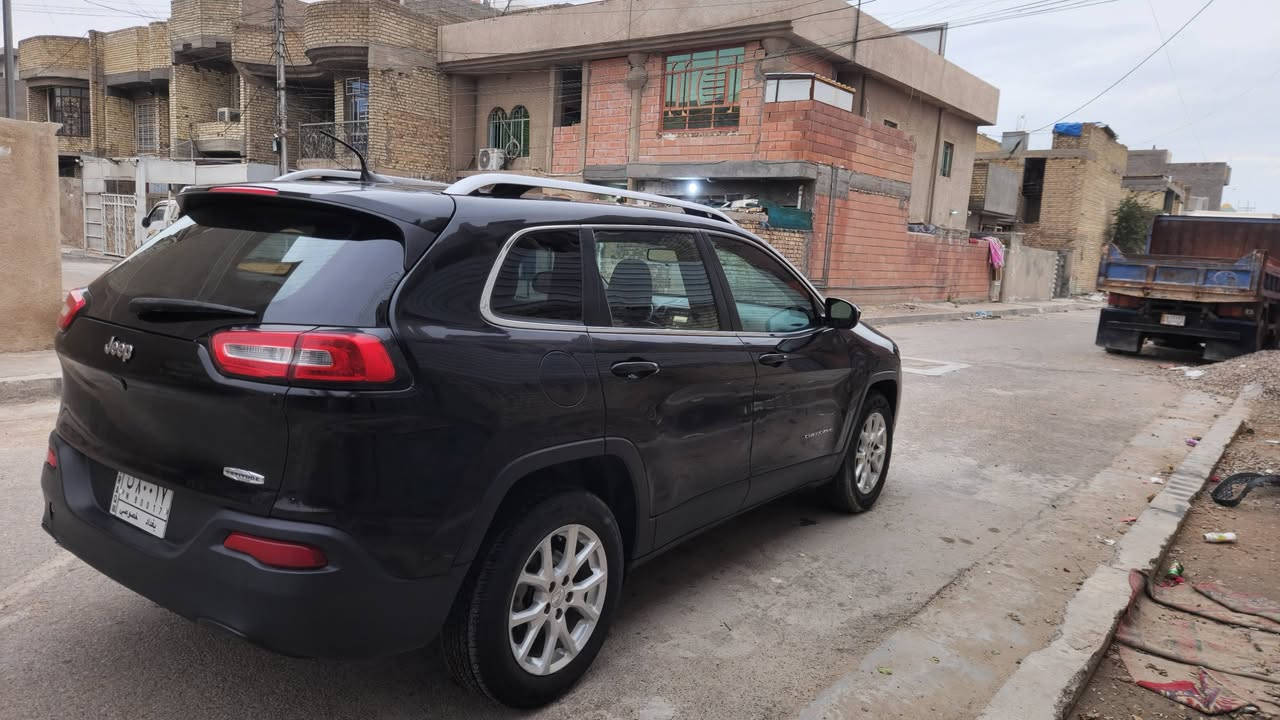 السلام عليكم 
جيب شيروكي 2018
مكينه 2400 
فول عدا الفتحه كشنات جلد شاشه كامره كشن كهرباء حادث بنيد ققط مبدل ومصبوغ ماشيه 71 السعر 125 وبي مجال
للأستفسار :***********
