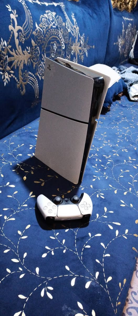 سلام عليكم بلي ستيشن فايف واحد تيرا نضيف كامل ملحقاته جوستك اصلي وكارتون نضافه فول وياء 50لعبه قويات السعر٥٢٥وبي مجال قليل بيع مستعجل المكان بصره زبير***********
