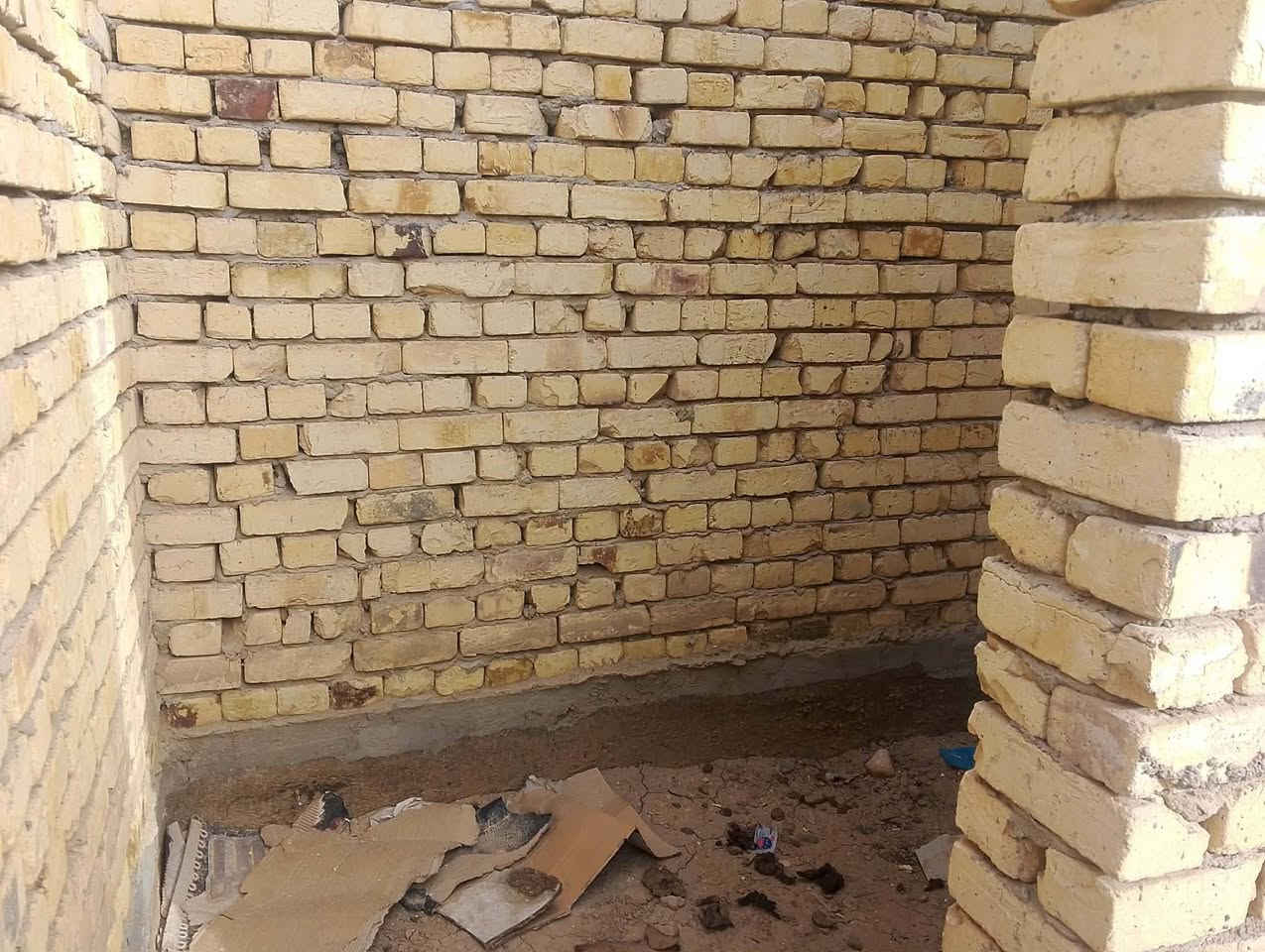 هيكل للبيع مساحة ٢٠٠م طابو زراعي 
واجهة ١٠م شارع ٨م 
غرفتين نوم /صالة /استقبال / مطبخ /صحيات /مناور 
الموقع حي بابل الزراعي 
***********
للأستفسار اكثر مراجعة مكتب الورد للعقار قرب فلكة الساعة مجاور مكتب الجزيرة مقابيل مركز الشباب
