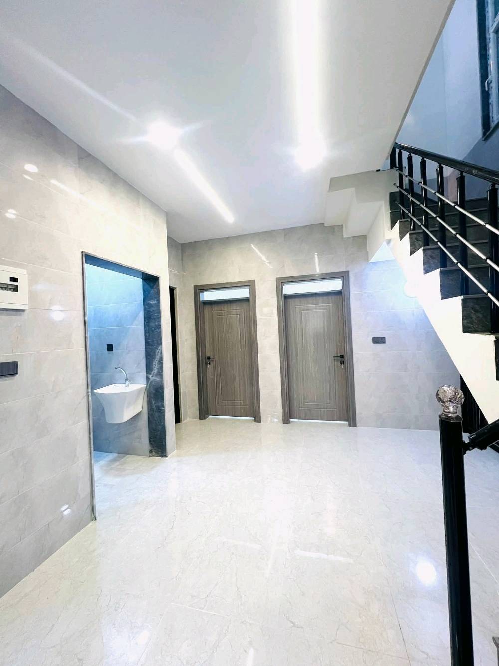 حي الملايين الأولى
دار مساحه 150م طابقين
5غرف نوم بناء حديث
تسليم فوري 