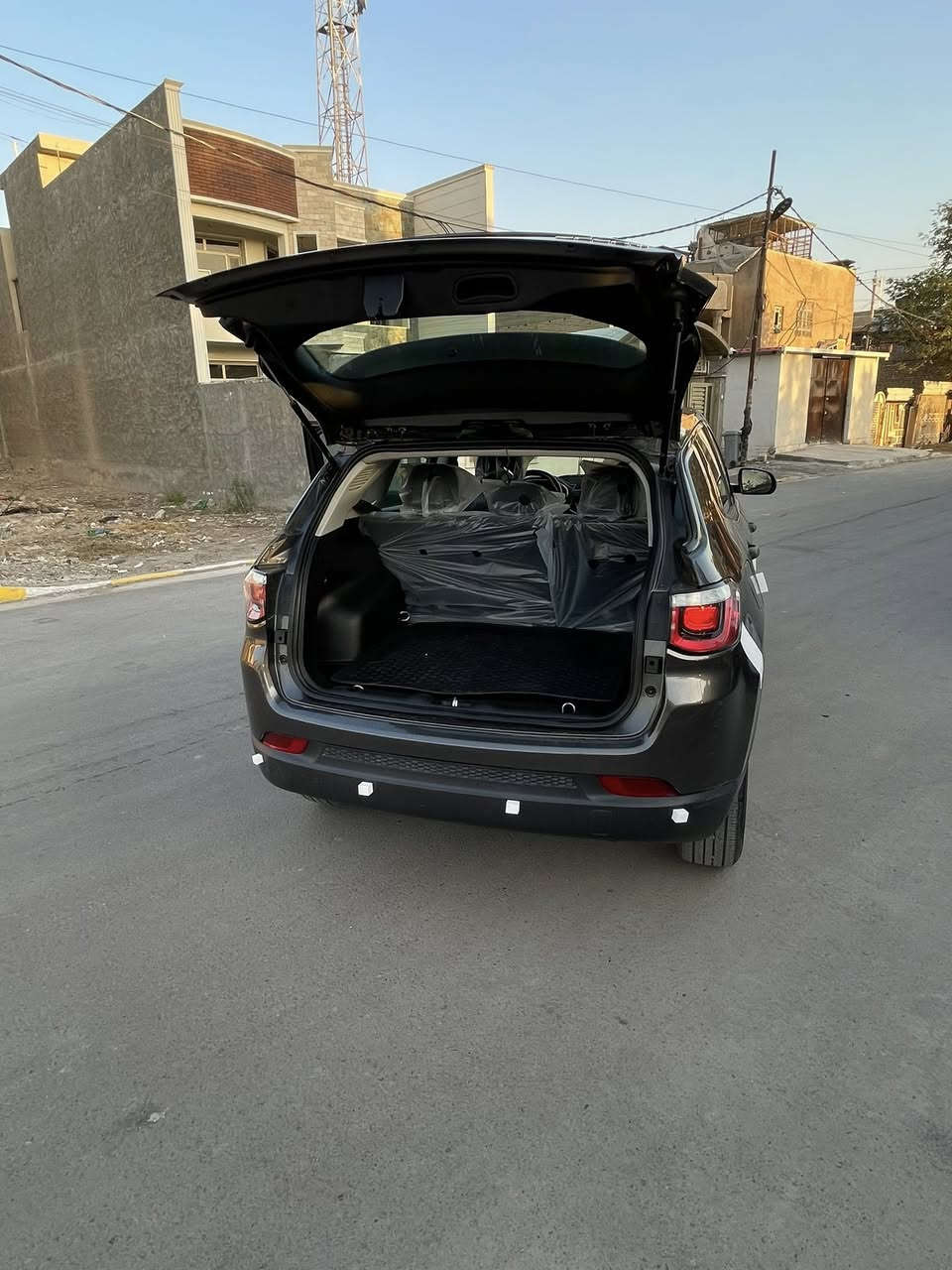 السلام عليكم 🫡
جيب كومباس 2018 رقم بغداد باسمي تحويل ثاني يوم .. 

ماشيه 75 الف كيلو وليس ميل 

كير مكينه تبريد كهربائيات على وضع الشركه ومابيهه اي نقص .. 

السياره عليها ادامه كامله من كلشي جديد ودهن جديد 

فور ويل 4❌4 
مانع انزلاق 
سايد بريك بصمه 
اوتو هولد 
تشغيل عن بعد 
داش كام 
______

أربع وضعيات قياده 
طين 💦 
رمال 🐫 
جليد ❄️ 
جبال ⛰️
——————

حادثها جداً حلو بالنسبه لخواتها جاملغ وباب جهه الصدر بدون دواخل مكفوله…. 

مكاني بغداد الشعب بيع او مراوس شعندك نزل شراي اتصل لو واتس وتدلل ((سعر مناسب جداً))
***********
