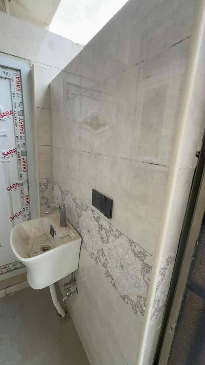 السلام عليكم بيت مساحه 50 متر للبيع يحتوي 3 غرف وصاله ومطبخ وحمامين غرفه سويت بناء حديث الزراعي شارع ابو دهن خلف الطوارئ استفسار خابر *********** /***********
