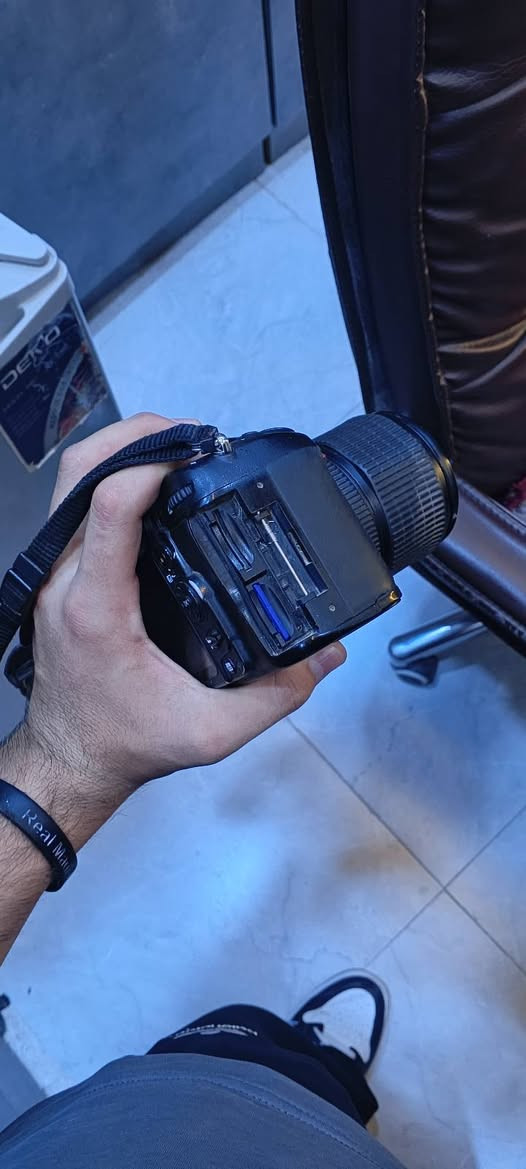 كامره نيكون d7000
ملحقات 
شاحنه اصليه مال نيكون
بطاريه اصليه
حزام كتف
عدسه نيكون18-105mm
عدسه ثانيه70-300mm
السعر قفل325
يوجد توصيل محافظات
***********
