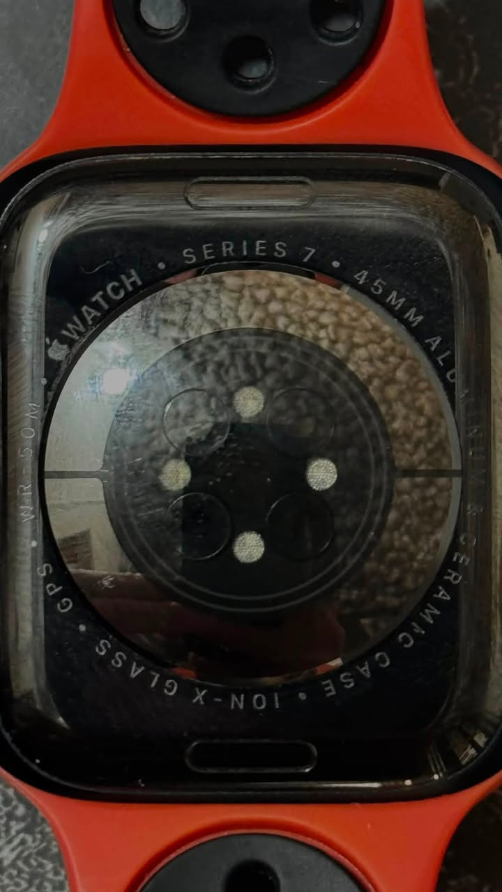 ساعة ابل جيل سابع Apple watch series 7
الساعة ‏نظيفة جداً بطاريه ٧٩٪؜ يكفي شحنه الوحده يوم كامل 
كل ملحقاتها متوفرة للبيع او مراوس بأيفون 
المكان بغداد ***********￼
