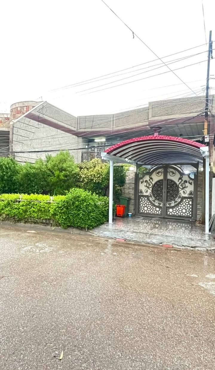 🔴السلام عليكم بيت للبيع مساحة 387 متر نزال 30 في حي المعلمين مقابيل المتنزه موقع مميز البيت ينباع كامل او حسب التقطيع بسعر مناسب 
محتويات البيت :-
كراج يتسع 3سيارات 
حديقة كبيرة 
مساحة خلفية كبيرة
الطابق الارضي صالة استقبال كبيرة-صحيات +غرفتين نوم +مطبخ حار وبارد +حولي كبير +صحيات كاملة 
الطابق الاول :- صحيات و3غرف نوم +غرفة ماستر
 
للاستفسار ***********
