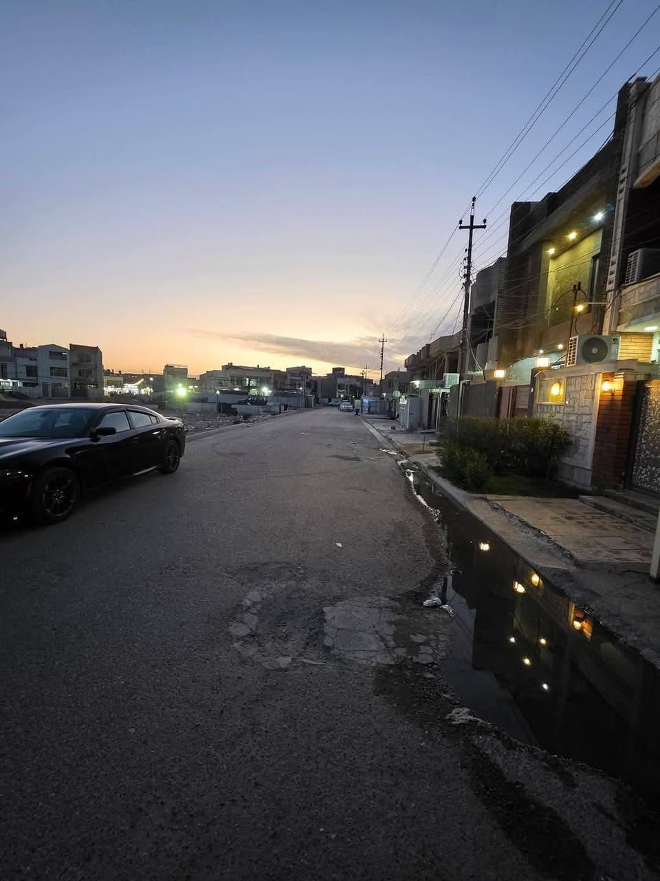 السلام عليكم
يعلن #مكتب_أرض_الخير 🏠

دار للبيع مساحة 100م واجهة 5م نزال 20م 

📍الموقع : حي الجهاد _ الأساتذة _ خلف الـ4شوارع مباشرةً 

يقع الدار على شارع 15م و رصيف عريض ومقابل ساحة 👍

يحتوي الدار على طابق ونصف 

الطابق الأول : استقبال + مطبخ + خدمات + منور +غرفه نوم 
الطابق الثاني : غرفه نوم + خدمات + سطح 

الدار يحتاج الى ملاحظات بسيطه 

صبغ الجدران 
تبديل باب الأستقبال و باب غرفة الطابق الاول
أناره الدار والواجهة   

سعر الدار مناسب 

للأستفسار :
***********
