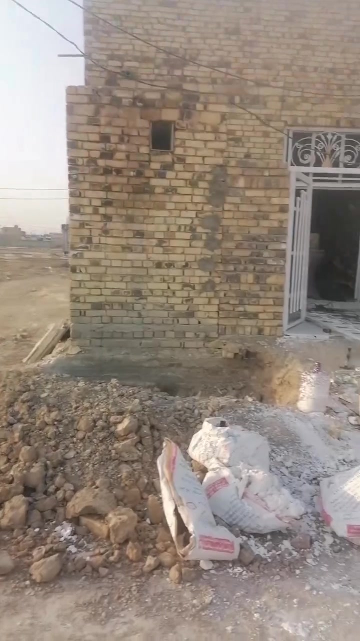 السلام عليكم بيت ١٠٠ + عرصه ١٠٠  جاهز للتشطيب  تستلم مفتاح
بناء حديث   طابوك. + كونكريت
الموقع : خلف معمل الكاشي عمود ٦٤٩ داخل مجمع الصادق مدارس تبليط رصيف كهرباء خدمات كافه

الرقم :***********
