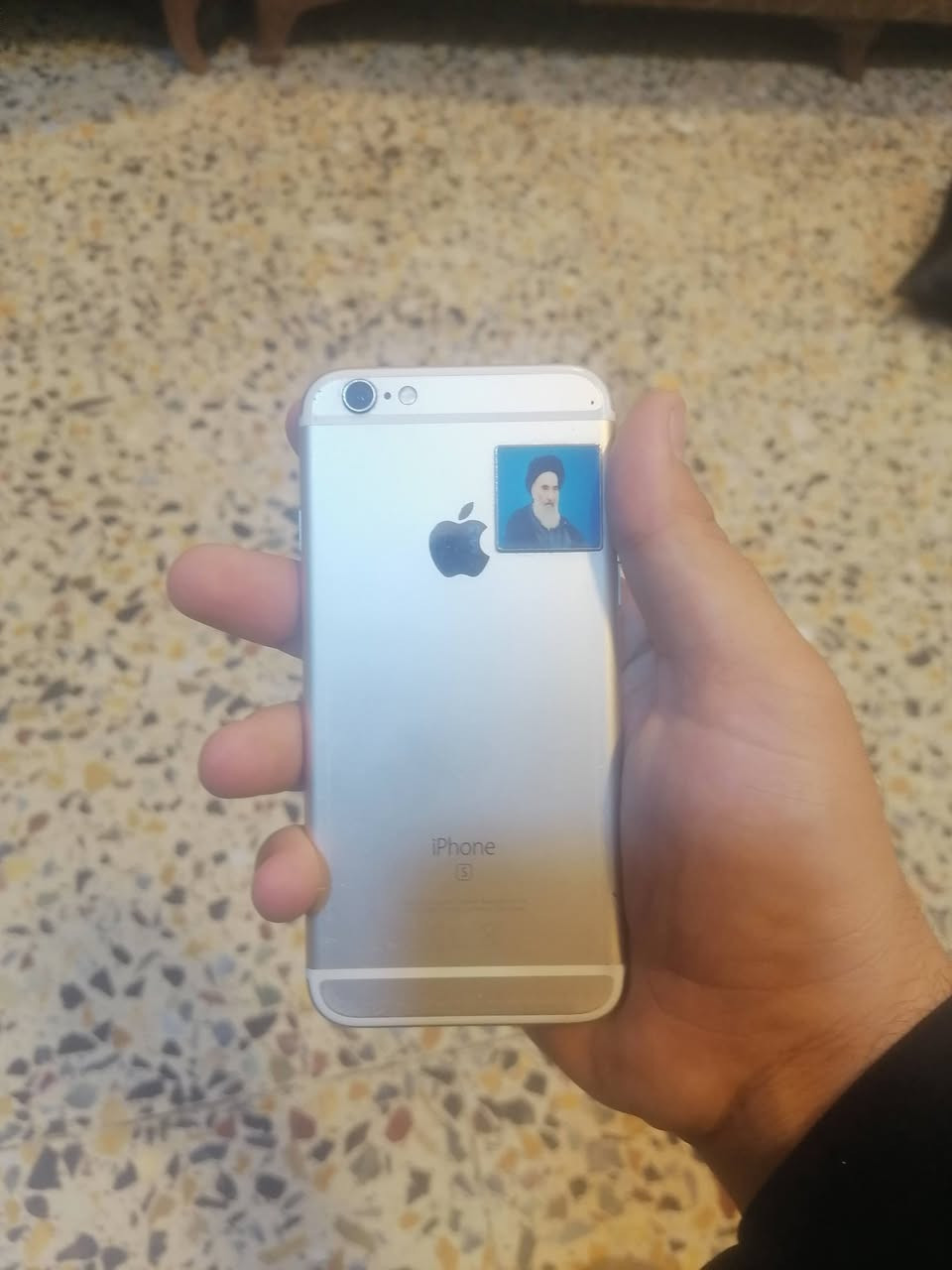 السلام عليكم ايفون 6S ,ذاكره ١٦ بطارية 75السعر ٦٥ وبي مجال قليل كلش جهاز نضيف كلشي ممبدل بي جان مضموم يخبل كامراته بصمته كله شغال صوته عالي كلش نضيف جهاز مكاني الدورة شارع ٦٠ 
الرقم***********
