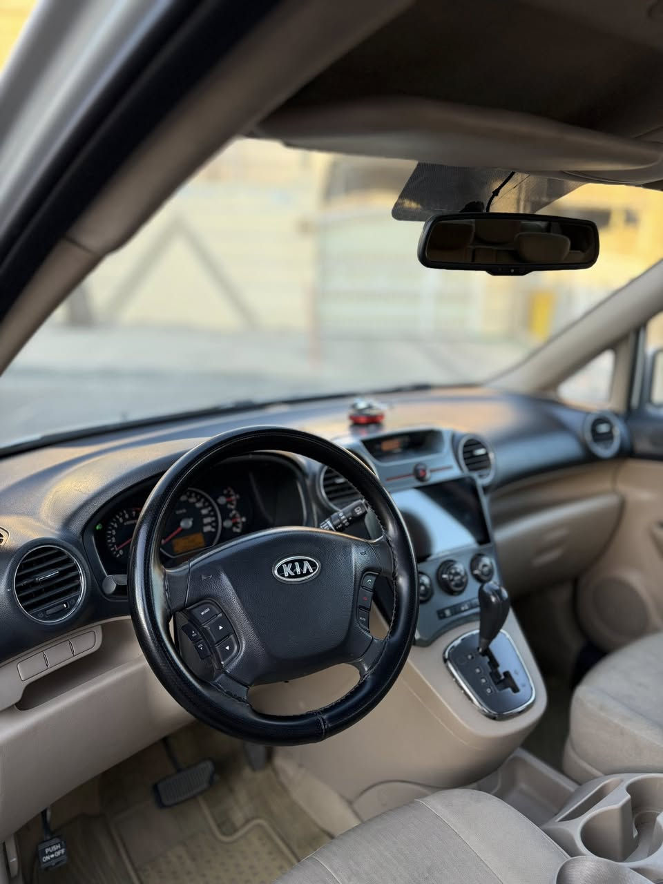 السلام عليكم كيا كارنز 2012شركة العامة السيارة جديدة بيها جاملغ الخلفي لأيسر فقط السيارة جاهزة من كلشي 7راكب قطعتين تبريد فتحة  زنون مكينة كير جدد تخم تاير صدر امامي خلفي  جديد بسمي رقم جديد السعر 123 بيها مجال  مكان بغداد لاستفسار ***********
