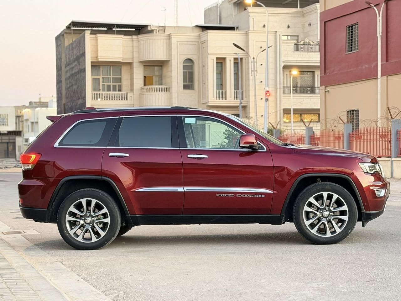 السلام عليكم
جيب شيروكي 2018 لمتد وارد خليجي كفالة عامة رقم بغداد الجديد بأسمي محرك 3600
فور ويل ماشيه 116km مواصفات لمتد
كشنات جلد خزن ميموري بانوراما هيتر بالمري رادار خلفي حساس خلفي حساس امامي تشغيل عن بعد شاشة كار بلي الصندوق كهربائي بروجكتر بالدعاميه 
السياره جاهزه من كلشي المكان: البصرة
***********
***********
