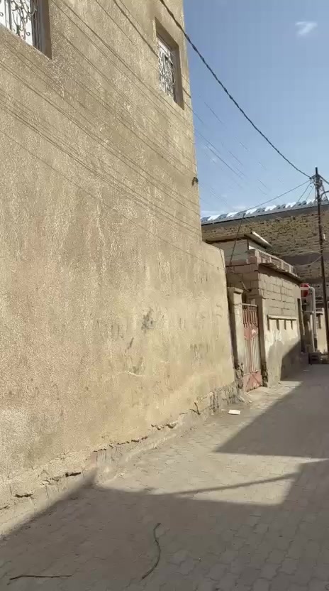 🔴بيت للبيع
📍الموقع براضعيه
🔷البيت طابقين ركن
🔷 الطابق الارضي.: غرف المنام عدد ٢ + مطبخ + صاله + استقبال +صحيات
🔷 الطابق الأول عباره عن شقتين من فصلات 
🔶غرف المنام عدد ٢ + مطبخ + صاله + استقبال +صحيات
المساحه ١٢١ متر
السعر ٣٥٠ مليون وقابل للتفاوض 
طابو صرف 
للأستفسار 
📞☎️*********** 
📞☎️***********
