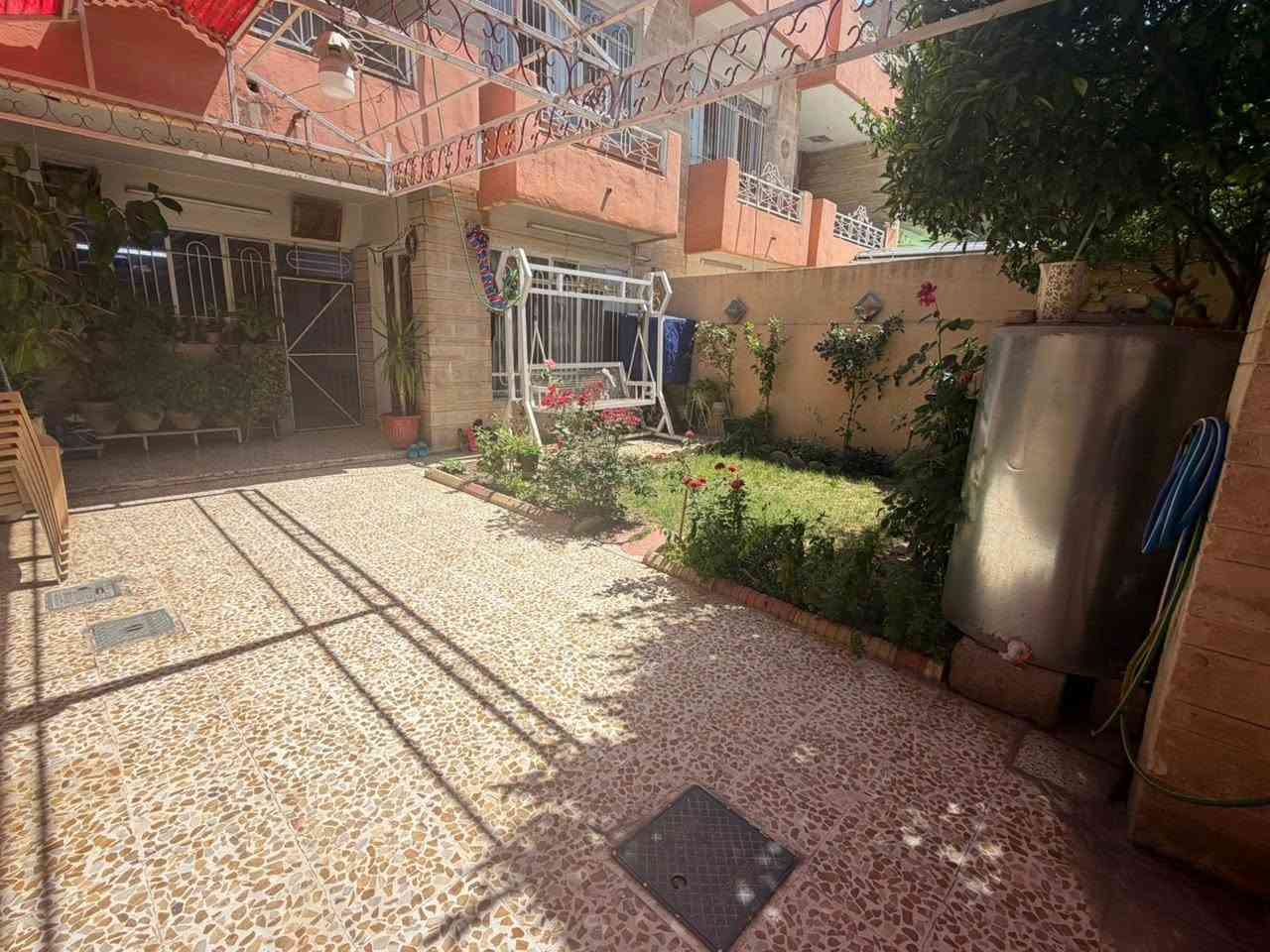 السلام عليكم
دار للبيع الجانب الايسر حي السكر نهاية شارع الاوربي اخر فرع عاليمين 

المساحة ⬅️153.5 متر     

واجهه ◀️7.5         

الطابق الاول ◀️غرفة نوم وصحيات وهول واستقبال ومطبخ 

الطابق الثاني ◀️ غرفتين نوم وصحيات وسطح ناصي

ملك صرف سند حديث طابو الزهور  شرط التحويل

للاستفسار 

*********** واتس او الاتصال ع الرقم
