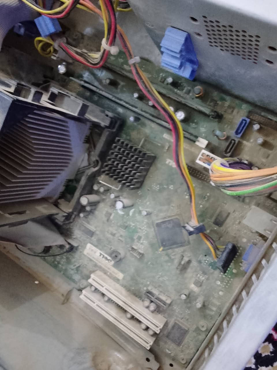 سلام عليكم ورحمة الله
حاسبه عدد2 فحم 

قيم و اخذ كيس تجميعه عدد2 ~للبيع~ 

 _مواصفات_ 

معالج *E3* 1220 v2

رام 16

بور سبلاي 240

كرت شاشه GT 730 4GB موجود كارتون جديد

مثبت عليه ويندوز 10

وكيس مثل ما موضح بالصور

ول ثانيه ما اعرف مواصفاته رقم الهاتف ***********
