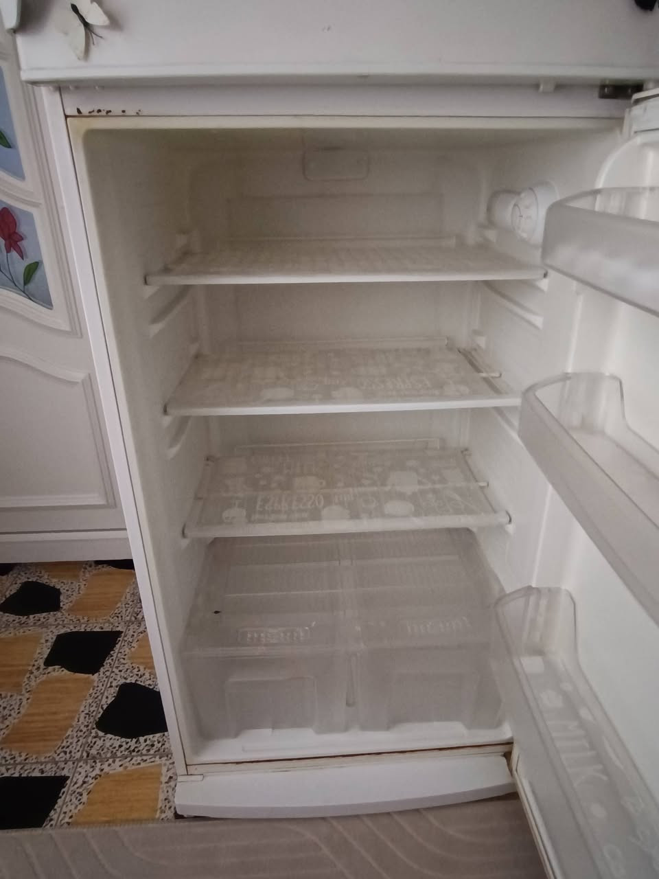 السلام عليكم
ثلاجه للبيع مال بيت مستعمل نضيف 
حجمها كبير طول ١٨٠ وعرضها ٨٠ 
السعر ٣٠٠ وبي مجال 
مكانها كركوك القادسيه 
رقم الهاتف ***********
