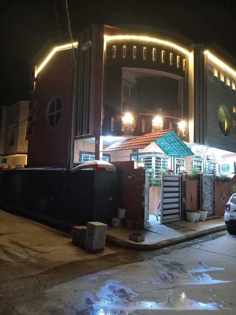 #عروض_ايلاف_للعقارات 🏡
دار للبيع  مزارع زيونة جمعه حمورابي مقابيل دائرة المرور نينوى 
المساحه / ١٠٠ متر واجه  ١٠ م  عمق ١٠ م
الطابقين فول مفول 
للأستفسار الاتصال 📞
***********
***********
