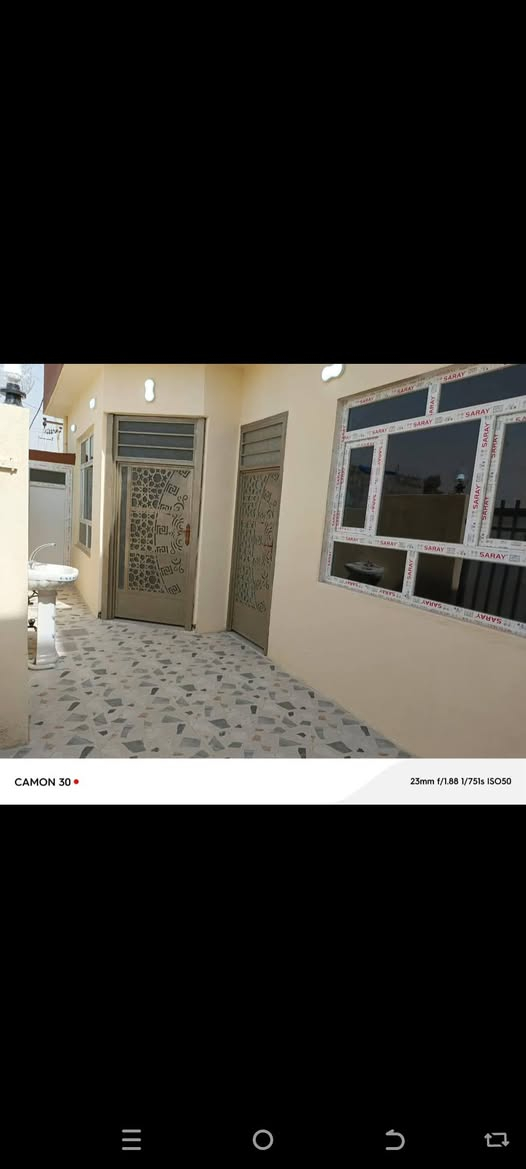 السلام عليكم ورحمه الله وبركاته
بيت زراعي مساحة ١٠٠ م مربع الواجهة ١٠ والنزال ١٠ 
يحتوي على مطبخ واستقبل وهول داخلي وغرفة نوم وصحيات داخلية 
والطابق الثاني يحتوي على بيتونة وغرفة نوم 
يعني البيت طابق ونص 
سقف ثانوي نظام دكتات وطاقة كهربائية ٥ امبير 
خزان ماء سعة ٤ آلاف لتر البيت فول سيرايك 
مجاري صحيات البيت ما ناقصة اي شي بأذن الله 
الموقع الحولي الزراعي الحي العسكري البيت يبعد عن الشارع 
٢٥ متر يعني خلف التجاري 
الشارع مجاري وكهرباء ومولد 
السعر ٥٦ وبي مجال قليل.. 
***********
