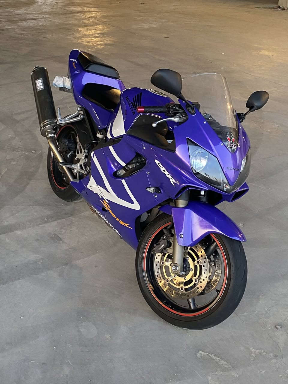 Honda f4i 600
هوندا افوراي دراجه رقم بلاديه ونظيفه ع وضع الشركه اي نقص مابيها لون مميز (بنفسجي)دهن مي راديتر كله شركه motul صالنصه كاربون فايبر اي نقص مابيها كله ع وضع لبلاد رقم باسمي تحويل مباشر   مكاني بغداد  منطقه الإسكان 
السعر 40 بي مجال بسيط ***********
