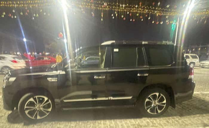 سلام عليكم 
للبيع لاندكروز 2019 كفاله عامه كراند تورنك
ماشيه 150 الف فول مواصفات السياره مغلفه نانو 
العنوان بصره السعر 525 
***********
