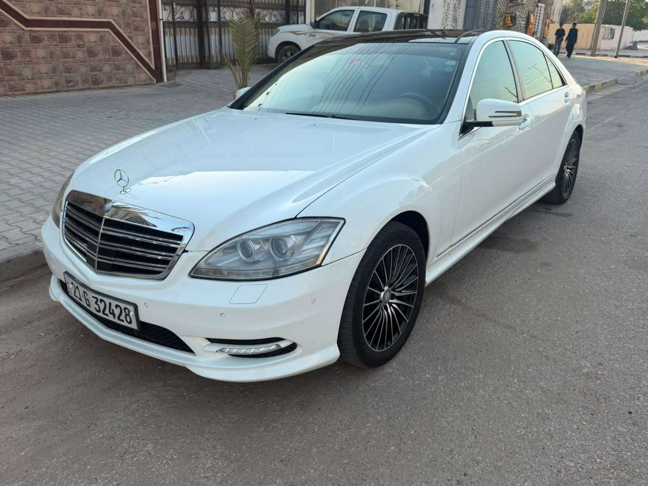 للبيع مرسيدس S350
فول موصفات 
بصمة 
وارد خليجي
بنوراما 
باب طويل 
بردات خلفي وجوانب 
داخل عسلي 
مكينه وكير بشرط 
تبريد ثلج 
رقم سليمانيه الجديد 
تحويل وكالة عادي 
حداديه جديده 
موديل 6 محدث 13 
بيبان شفط 
بيها قطعتين صبغ جمالية 
مكان السياره نجف 
سيارة جديدة مابيها نقص 
مال جناي 
بيع او مراوس بأقل منها
***********
