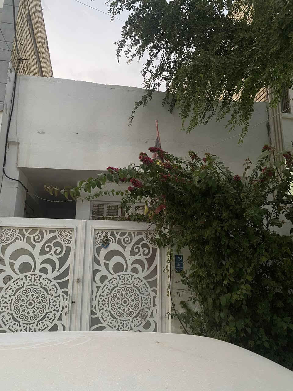 بيت للبيع (المنشور يتضمن صور وفديو توضيحي )
المساحه ١٠٠م واجهه ٥ والنزال ٢٠م  طابو زراعي سند ٢٥ 
مقابل جزيره بغداد /نزله مكتب النهرين سابع فرع 
البيت يتضمن استقبال وصاله ومطبخ وغرفه نوم وصحيات داخليه وخارجيه طابق واحد مع بيوتنه سنادويج ومخزن سقيفه كبيره عالسطح ..
البيت يباع مع المطبخ والبردات 
السعر ١٠٥ مليون للاستفسار اكثر الاتصال عالرقم التالي ***********
