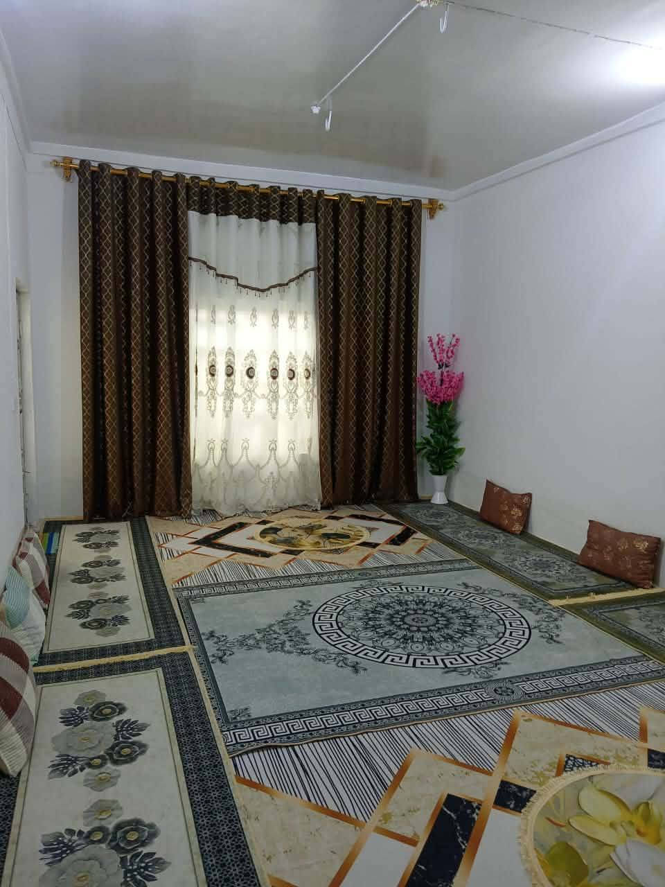 السلام عليكم اخوان دار للبيع مساحه 250 متر طابو زراعي سند 25 كافه الخدمات العنوان حله تقاطع العلويه شريفه بنت الحسن عليها السلام  للاستفسار زياره مكتب ابو غيث العقار***********
