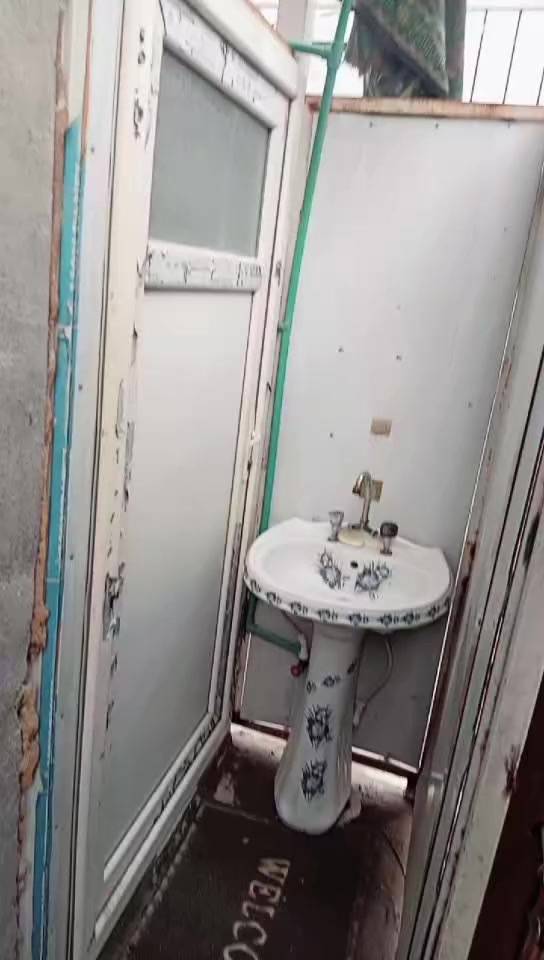 السلام عليكم بيت للبيع م ٥٠ متر بمقاطعة 2/11
بشارع الركن الأبيض ثاني ركن عالشارع العام طابقين يحتوي الطابق الأرضي على استقبال صالة ومطبخ حراري وخدمات 
الطابق الثاني غرفتين وخدمات وبلكوانات على طول البيت+ سطحين للأستفسار 
المراسلة على الواتساب على الرقم أدناه 
***********
