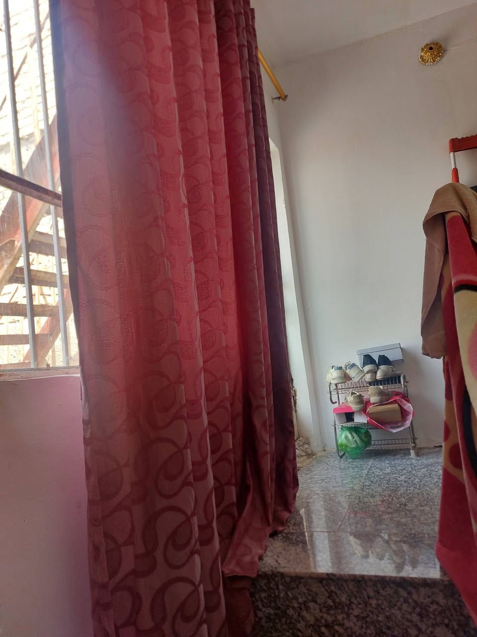 سلام عليكم بيت بل امانه للبيع البيت جديد ونظيف حيلل مساحه ٩٠م واجه ٤ونص نزال ٢٠ لل استفسار اتصل ع رقم ***********
