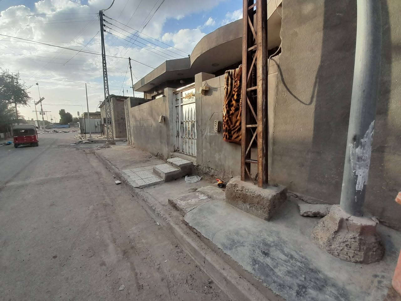 سلام عليكم دار للبيع المساحه 100متر مربعه 10×10ركن بناء جديد العنوان الرشاد شارع التانكي السعر 75 مليون للأستفسار الاتصال على الرقم ***********
