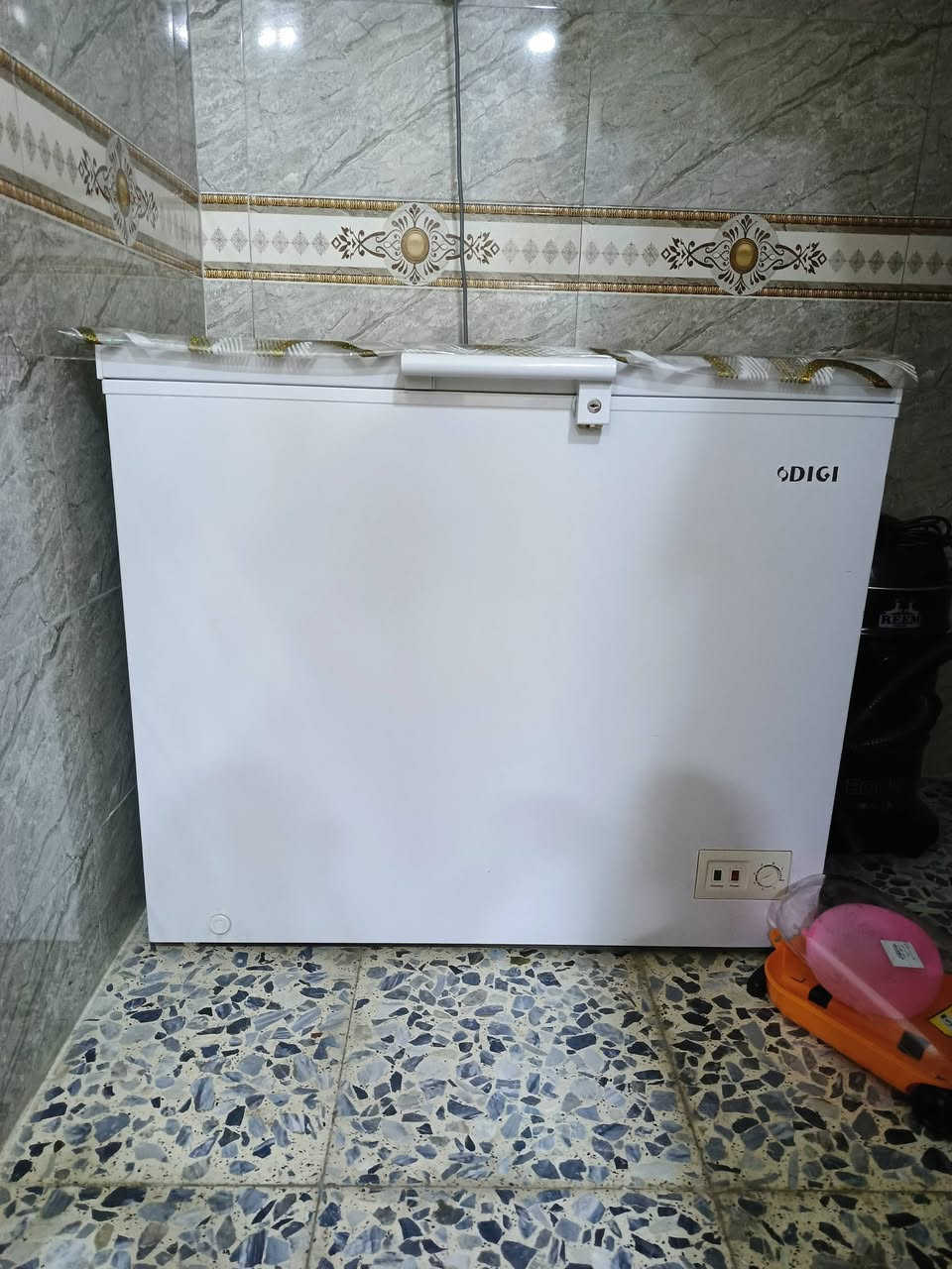 السلام عليكم ثلاجه حجم كبير نوعيه ممتازه نضافه 100 زائد مجمده حجم كبير نضافه فول للبيع ثنين سعرهن من لخير 550 مكاني خمسه كيلو اتصل ***********
