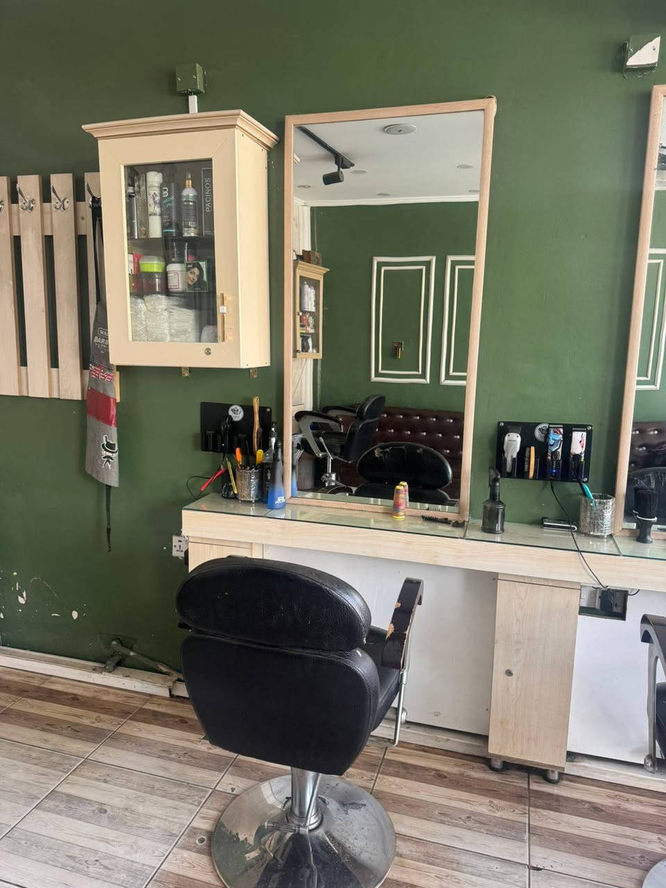 غراض حلاقه مستعملة للبيع للتفاصيل اكثر يرجى تواصل واتساب ***********
