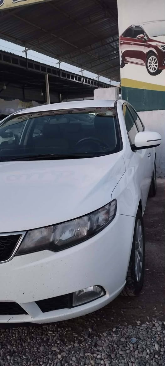 سيراتو ٢٠١١

 داخل اسود 
تحكمات ستيرن جهتين 
شفتات بالاستيرن 
تبريد بيانو (لمس) 
كير 6 نمرات 
حساسات خلفيه 
كزوز رياضي 
محرك وكير بشرط 
طخم تاير جديد 
باتري جديد 
حدادية السيارة ٩٥٪

بيها جاملغ موضح بالصور مع داخل قليل جدا 
السعر ١٠٠


**إذا كنت صاحب هذا الإعلان وتريد حذفه لأي سبب، رجاءا أرسل رسالة إلى الدعم الفني**