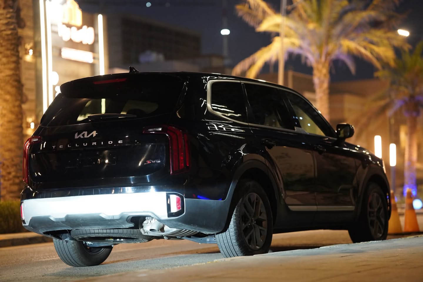 KIA TELLURIDE 2024 Lx
كيا تيلورايد 2024 LX  

وارد امريكي  رقم بغداد باسمي سنويه وهزه جديد

محرك : 6 سلندر 3800 يولد قوة 295 حصان  وعزم دوران 355 نيوتن  + كير 8 سرعات 

الضرر ✖️ : قبق جنطة مبدل نفس اللون حادث بسيط كلش  
بدون اي ايرباك 
السيارة ماشية 20 الف كيلو فقط قابل للزيادة 

مواصفات : ( شاشة - كامرة خلفية - تحديد مسار - مثبت 

سرعة - اوتو هولد - وضعيات قيادة - قيادة خاصة 

للمنحدرات - رادار امامي - رادارات جانبيه - اشارة بالمري - 

حساسات خلفية - توقف ذاتي - انظمة تحذير - مقاعد 

الخلفية تحكم كهربائي - لايتات زينون LED - ) 

وباقي المواصفات المعروفة بالفئة هاي 

السعر 275 وبيها مجال بسيط
***********
