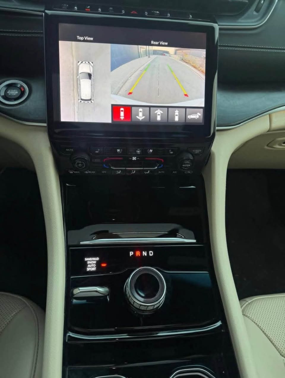 ‼️جيب كراند شيروكي هايبرد هايبرد السعر 275 قفلل‼️
فول مواصفات 
 

المحرك والأداء
 • محرك 2.0 لتر تيربو + نظام هايبرد (Plug-in Hybrid)
 • قوة إجمالية: 375 حصان
 • عزم دوران: 470 نيوتن/متر  ￼
 • نظام دفع رباعي دائم (4×4)
 • قير أوتوماتيك 8 سرعات
 • تسارع 0-100 كم خلال ~5.3 ثانية  

نظام الهايبرد
 • مدى كهربائي: حوالي 25–26 ميل (40 كم)  ￼
 • استهلاك اقتصادي: حتى 56 MPGe
 • مدى إجمالي (بنزين + كهرباء): حوالي 470 ميل
 • 3 أوضاع قيادة:
 • Electric (كهرباء فقط)
 • Hybrid (مشترك)
 • eSave (حفظ البطارية)

🛋️ المواصفات الداخلية (فل كامل)
 • مقاعد جلد فاخرة (تدفئة + تبريد + ذاكرة)
 • شاشة وسطية كبيرة + شاشة عدادات رقمية
 • شاشة راكب أمامي 
 • نظام صوتي فاخر
 • فتحة سقف بانوراما
 • إضاءة داخلية محيطية
 • نظام تشغيل ذكي + دخول بدون مفتاح

🛡️ الأمان والتقنيات
 • رادار أمامي + مثبت سرعة ذكي
 • تحذير خروج عن المسار + مساعد الحفاظ على المسار
 • كاميرات 360 درجة
 • حساسات أمامية وخلفية
 • نظام ركن ذاتي
 • كشف النقطة العميا

عدد المقاعد: 5 ركاب
 • سحب (Towing): حتى 6000 باوند
 • سعة صندوق ممتازة
 • فئات عليا: Summit / Summit Reserve (الأفخم

🚘 المواصفات الخارجية
 • جنوط رياضية قياس 20–21 إنج
 • إضاءة LED كاملة
 • مرايا كهربائية + تسخين
 • تصميم هجومي فاخر
 • باب خلفي كهربائي

للتواصل ‭*********** النجف, العراق
