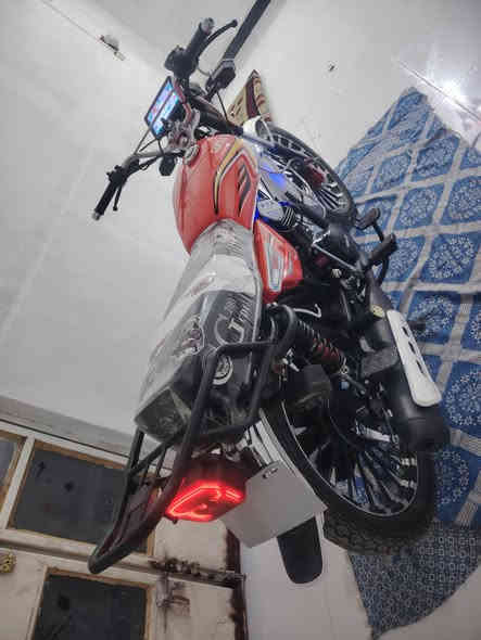 سلام عليكم 
لبيع سيفان موديل 2025 دراجه جديده اي نقص مابيهه بيه سويجين وبصمتين واوراق مال معرض  

كهربائي شغاله كلهه السعر 875 وبيه مجال  

مكان ديالى  

الرقم ***********
