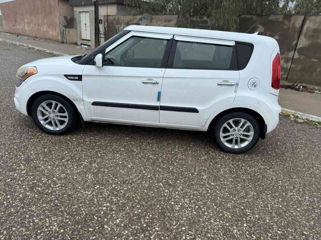 السلام عليكم 
KIA. كيا صول 2012
اللون : ابيط 
سعة المحرك : 1600 

سنويه جديد
مشروع وطني جديد 
دفتر بانزين بي 
كير محرك شرط لا صرف ولا بخار صدر امامي خلفي كله جديد
تخم تايرات جديد
سياره بي صبغ ثلاث قطع بدون دواخل
سعر ( 80 $ ) بي مجال بسيط 
رقم سياره //كركوك

رقم هاتف ☎️  ( *********** )
