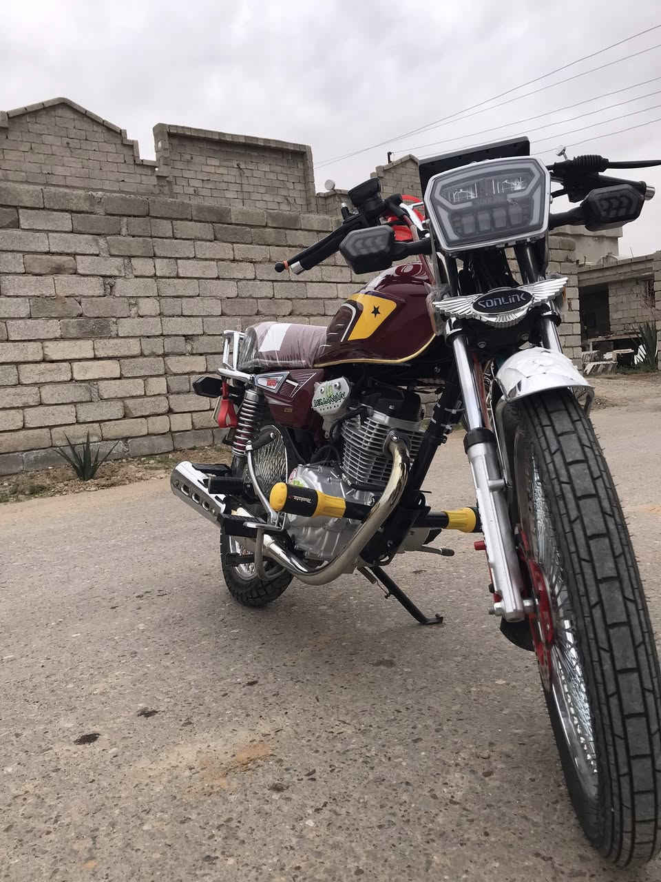 السلام عليكم موطور 25 للبيع محرك كير شرط شاشه طافيه بس الباقي شرط كلشي شغال نضافه ميه بل ميه المكان بيجي سعر 850 وبيه مجال 
للإتصال: ***********
