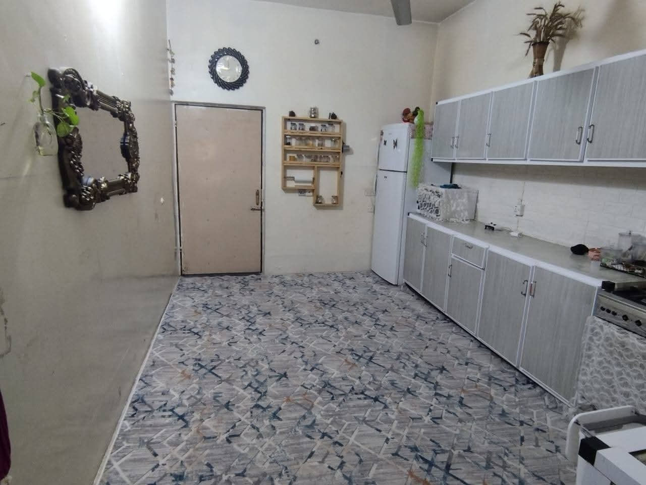 ئـەم خـانـوە 145 مەترە لەشــەهیــدانـە 
ڕووی لەسلێمانیە تەنیشتی قوتەبخانــەی
هه ڵوێستە دووقاتە قاتی سەرۆتــازەیــــە
قاتی ئەرزیش خراپ نیە بـەرامبەر بازاڕی
سۆرانە نرخی 575 گڵاو مەجالیشی تیایـە
***********☏***********
