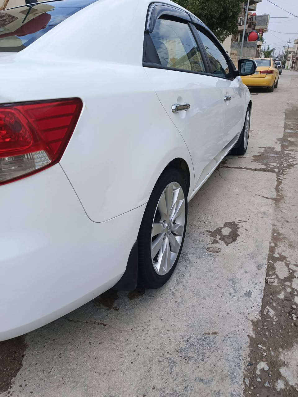 سلام عليكم للبيع سيراتو موديل 2013 
بيها شبرين صبغ بس والباقي مكفوله كفاله عامه حتى الدعاميات مكفوله وحتى من البارد سياره جديده وعلى ايد وحده من الزيرو لحد الان ابد ما متعوبه محرك 1600 ما مفتوح كير ما مفتوح حداديه جديده من طول لطول تراي زيرو بيها تخم تاير جديد ومكفوله حتى من الفتح كلها وضع شركه داخلها جديد مواصفات ليد نهاري حاكيه وبلوتوث اشاير بلمري مر شفط يدات ستيل ويل كب شفتات ستيرن صالنصه رياضي ارقام وهزه وفحص كله جديد لل 2029 تحويل مباشر السعر 105 وبيها مجال بسيط مكاني بابل القاسم ***********. ***********4
