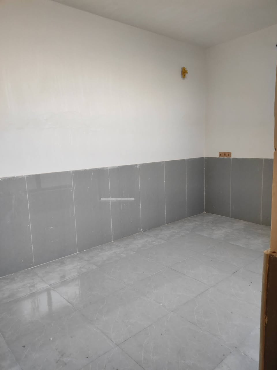 بيت للبيع 100م خلف مضيف الرواجح طابق واحد كونكريت خدمات كامله ماء كهرباء مجاري بناء هاي السنة درجة اولى غرفة صاله حمام مطبخ استقبال للاستفسار الاتصال ***********
