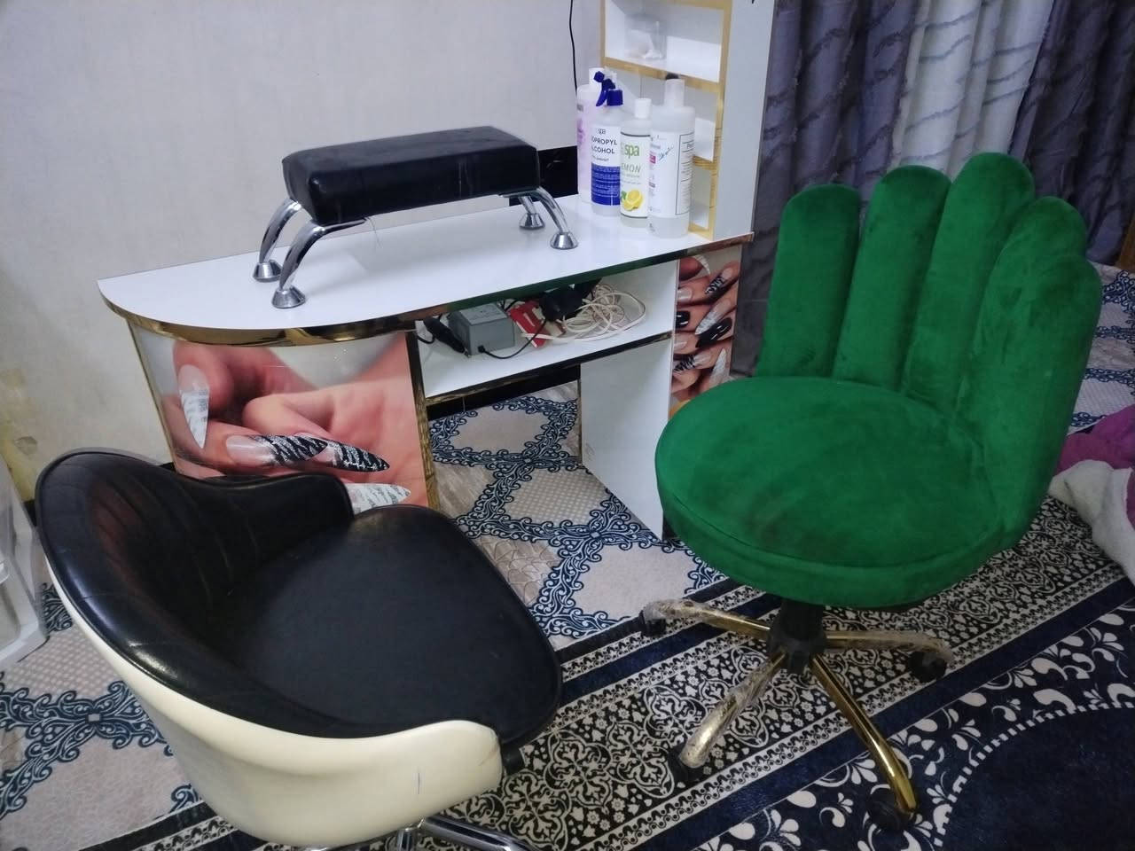 ميز لبيع مال اكرلك مال اضافر كامل جديد رقم بي وأسباب (***********)
