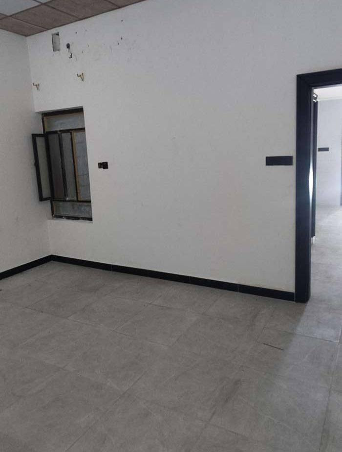 السلام عليكم يتوفر شقه للايجار طابق ثاني شقه جديده المساحه 100 متر مطلوب عائله صغيره الايجار 350 قفل العنوان كوت ثويني قريب على السايدين الجوه استفسار ابو عباس ***********
