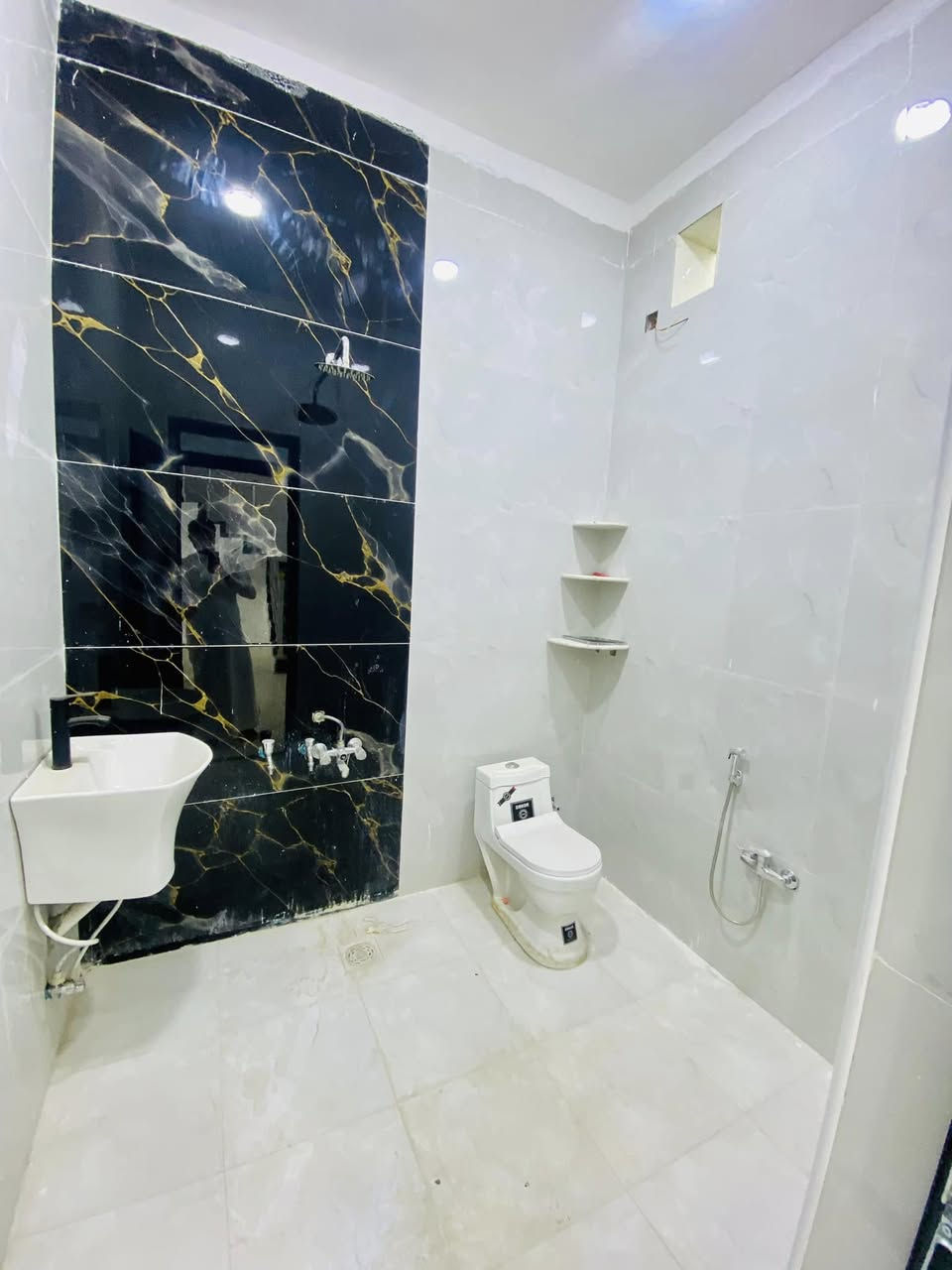 دار للبيع طابق ونصف مساحه 150 متر
بناء درجة أولى ( تسليم مفتاح ) .. 
( سعره مناسب جدًا )
✅اجيب غراضك وتكعد✅ جاهز للسكن .. 

⭕️ محتويات الدار
يحتوي الطابق الاول على: 
▪️استقبال 
▪️صاله 
▪️ غرف منام العدد 2
▪️مطبخ  
▪️  حمامات داخليه و خارجيه

⭕️الطابق الثاني يحتوي على غرفه عدد 1 

✔️بيت فول مواصفات

🟪  المواصفات :- 

 🔹البيت مصبوغ بالكامل صبغ جوتن🔥
🔹ابواب تركي درجه أولى 
🔹شبابيك ألمنيوم تفصال 
🔹كهرباء شغل درجة اولى 
🔹منظومة غاز 
🔹ماطورات و بوسترات صاعد و نازل 
🔹مقطوره ماء أساله 
🔹مقطورة ماء للشرب 
🔹محجر خارجي ارتفاع 75 سنتمتر 
🔹سخان ماء ( كيزر) مربوط وكامل

🟤 نوع العقار طابو  عراقي صرف باسم عراقي تكعد وي صاحب الارض 

🔺نوع البناء :- بلوك / كونكريت مسلح  
🔺المساحة :- 150 متر 
🔺مدخل الشارع. 10 متر

🔲 السعر :- مناسب جدا مال بيع لمعرفة السعر الإتصال او واتساب على الرقم 

***********
***********

⬛️ العنوان البصره ابو الخصيب منطقه ابو الجوزي قرب معمل ثلج اللامي

لارسال موقع البيت على الخارطة يرجى مراسلتي على الواتساب
