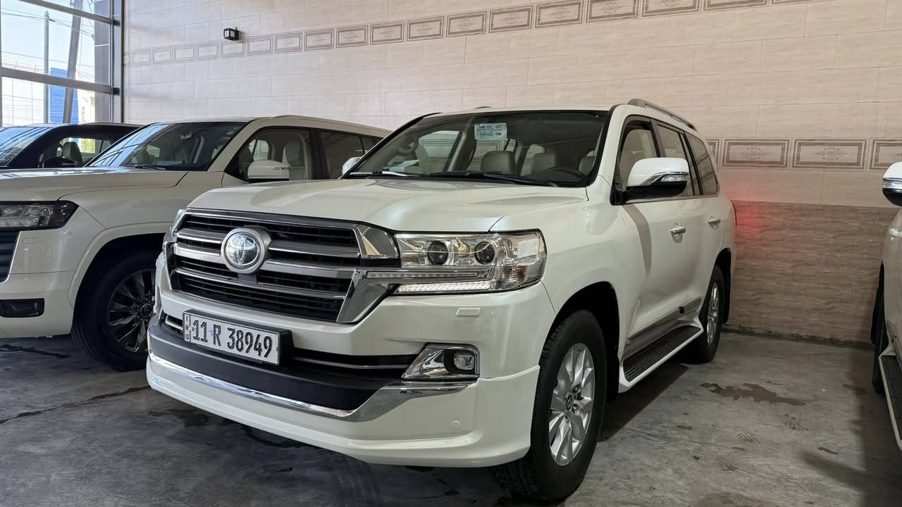 السلام عليكم 
لاندكروز 2017 بريم اصل 
ماشية 92 الف حقيقي 
السيارة جديدة جداً 
كراسي كهرباء 
فتحة سقف 
شاشة 
DVD 
لايت LED 
بك لايت LED 
دبل ماوس 
تحكمات ستيرن 
حساسات امامي خلفي 
مري شفط 
ثلاجة وسطية 
6 سلندر 

السعر : 47,500 الف دولار وبيها مجال 

***********
