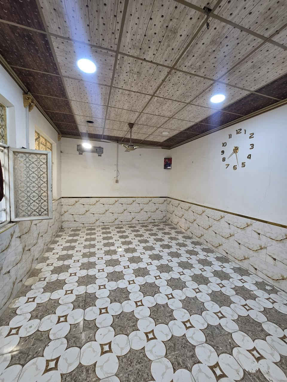 #بيت لبيع بشارع المطار الجديد خلف المحطه مال ريبال المساحه ٢٢٠متر يحتوي على غرف ٢ وصاله ومطبخ وستقبال ومكشوفات٢ وصحيات داخليه وخارجيه وطارمه بس الرضيه مال المطبخ كافع السعر ٣٧وبي مجال مكتب بركات ام البنين قرب مثجات سنبله للستفسار *********** فقط على الخط البيت قريب على الشارع
