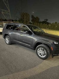 جيب كراند شيروكي لاريدو  2023  سبة راكب  السيارة ماشيه 13 الف ميل  بدو...