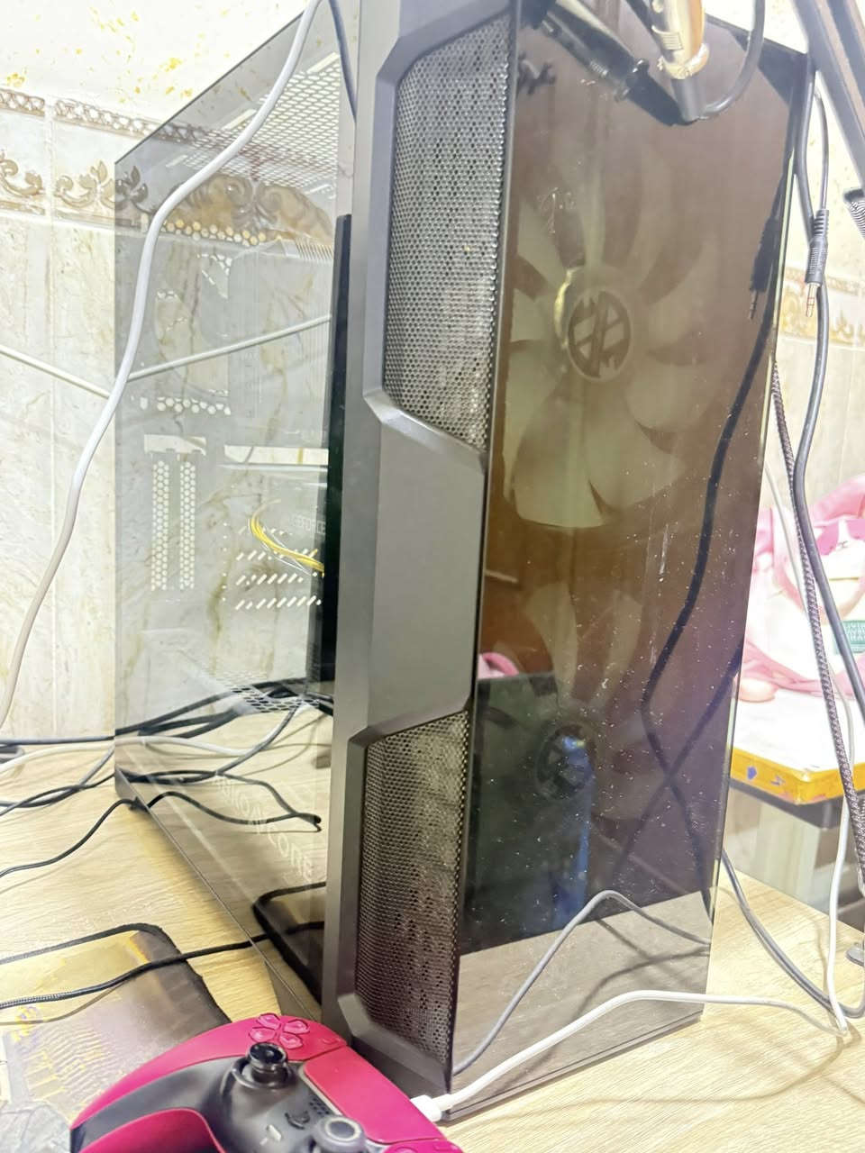 السلام عليكم  بي سي للبيع مواصفات

.
مواصفات الكيس:
 المعالج: AMD Ryzen 5-5600X
 المبرد: ALSEYE M90
 المذربورد: ASUS PRIME B550M
 الكرت: RTX 3060 Ti ZOTAC
 الرام: 16GB (8x2) DDR4 3200MHz T-Force
 التخزين: SSD 1TB + HDD 1TB
 الباور: RTOM V750
 الكيس: LEKO CORE

الشاشه

MAG 275QG دقة 2K وتردد 200Hz (سلاسة ووضوح عالي).
الكيبورد:
 MAD 68r (ماجنتيك سريع جداً للعب التنافسي).
سعر مليون و٢٠٠ الف وبي مجال قليل🔥🔥🔥
رقم ***********
