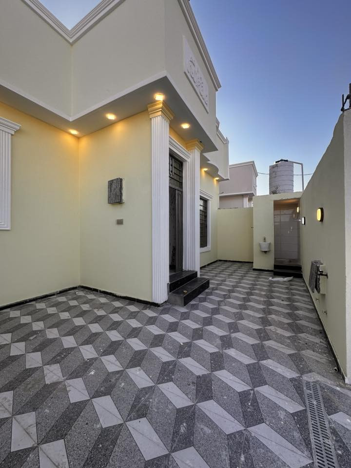 سلام عليكم دار سكن البيع
ابو الخصيب ابو مقيره 
مقابل المستوصف ابو مقيره 
مكون من غرفتين وصاله ومطبخ وحمامات داخلي وخارجي 
وصاله كلش جبيره
وديوان وكراج واسع موقع ممتاز  يبعد عن طريق السايدين مال العشار 150متر 
بناء حديث شقل درجه أولى 
طابو زراعي عراقي اصل 
المساحه 200متر
السعر 135وبي مجال 
***********
